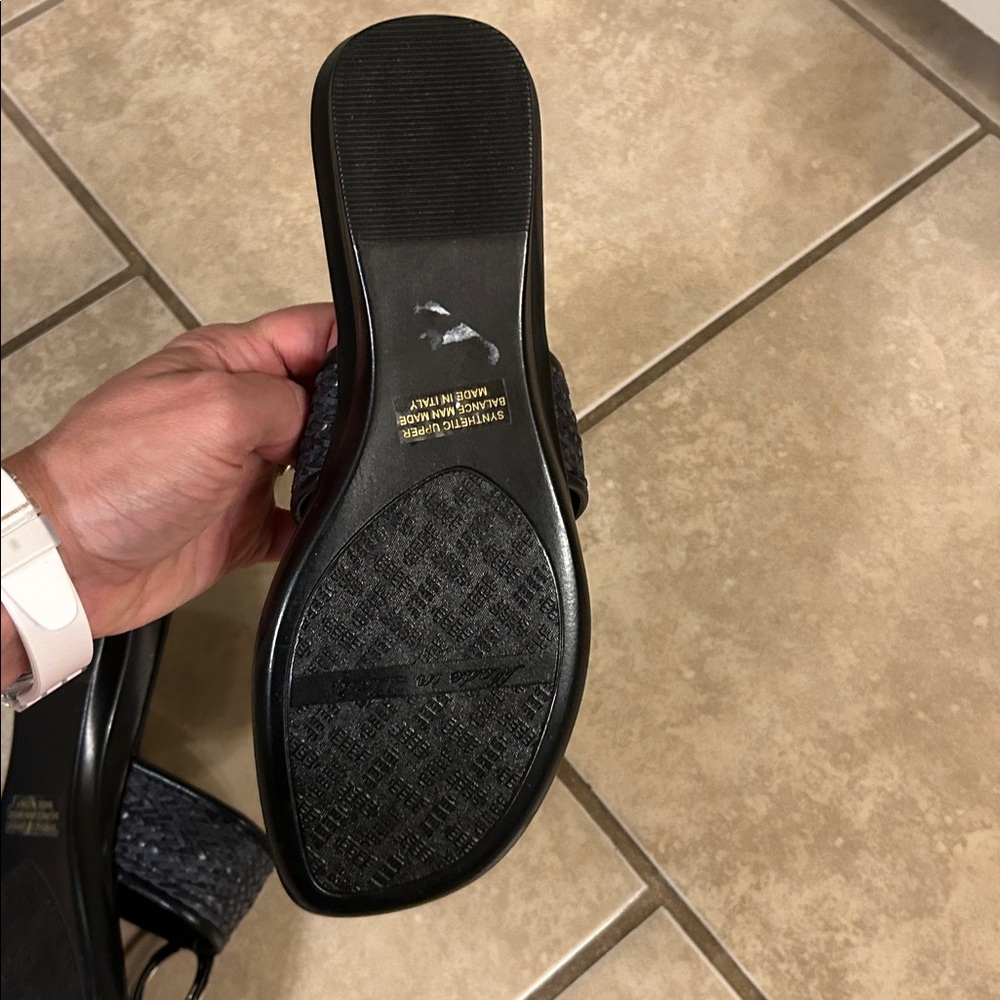 Italian Shoemakers 6 Black Sandals with silver Ring Like NEW - Picture 4 of 5